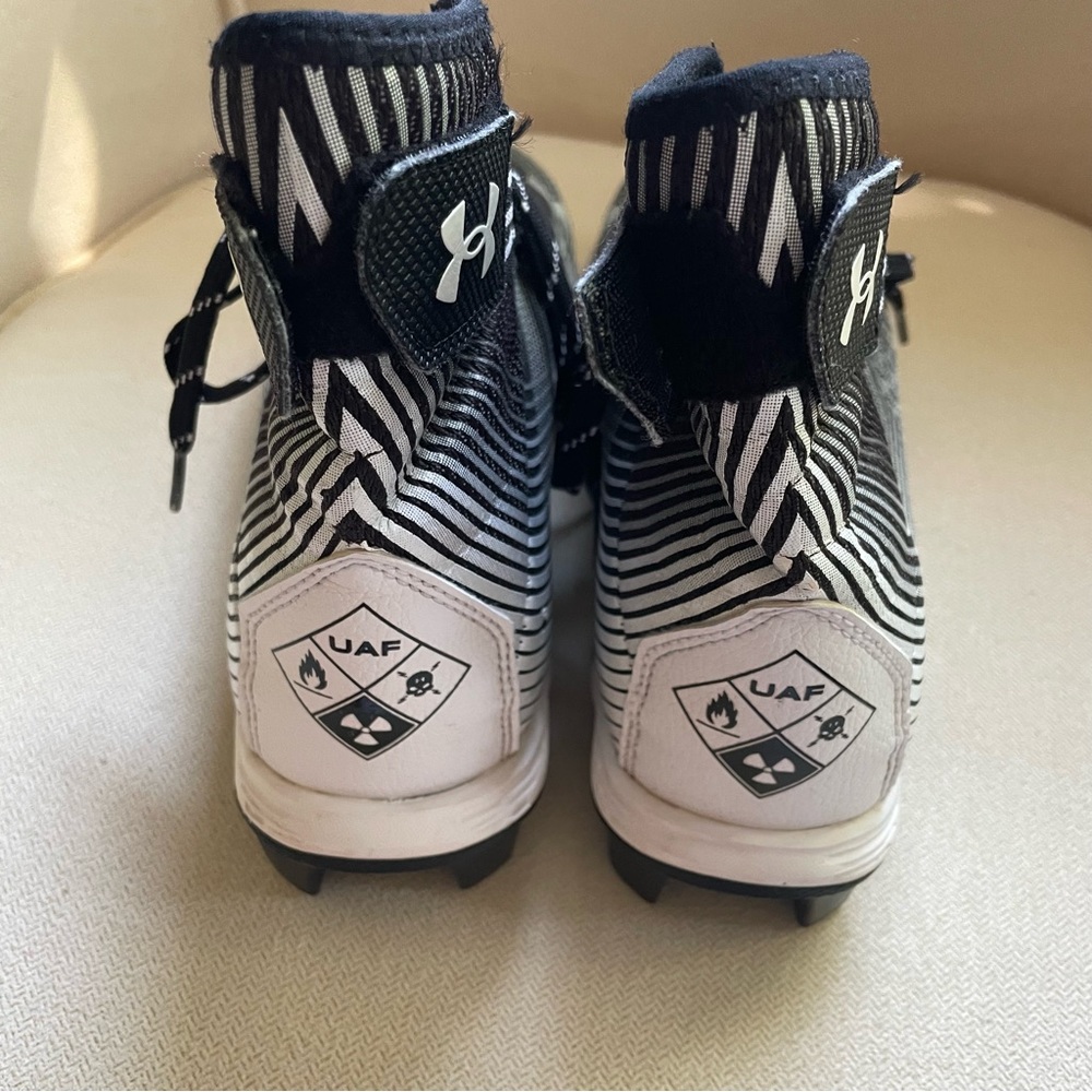 Under Armour Black and White Boys Baseball Cleats, Size 7 Big Boy - Picture 4 of 5